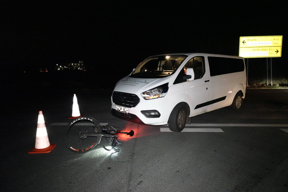 Der Fahrer des Transporters hatte die Radlerin beim links Abbiegen übersehen.