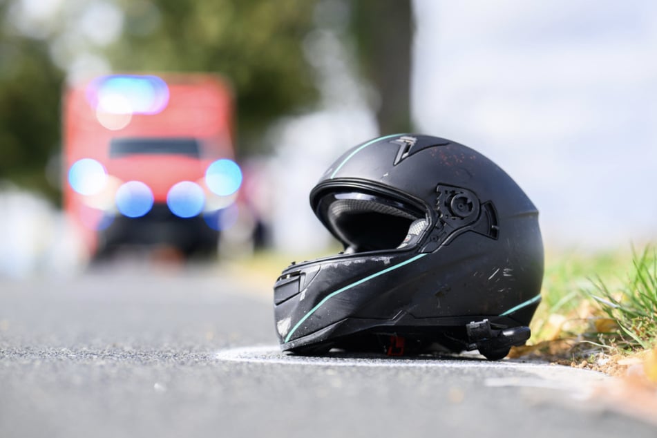 Der Motorradfahrer wurde in ein Krankenhaus geflogen. (Symbolfoto)