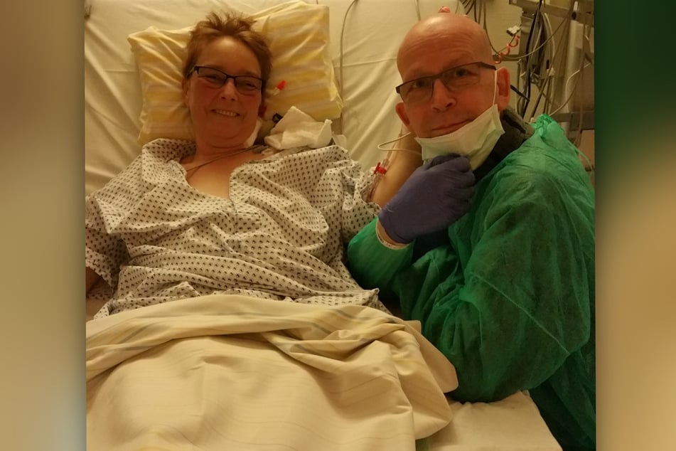 Vereint am Krankenbett: Andreas rettete seiner Frau mit zwei Organspenden gleich doppelt das Leben.