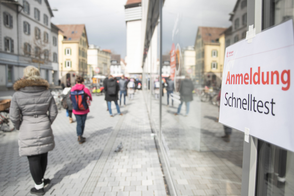 In Tübingen dürfen Leute nach einem Schnelltest beispielsweise shoppen gehen.