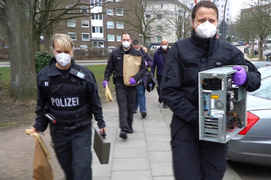 Beamte sichern in Hamburg-Lohbrügge Beweismittel aus einer Wohnung.