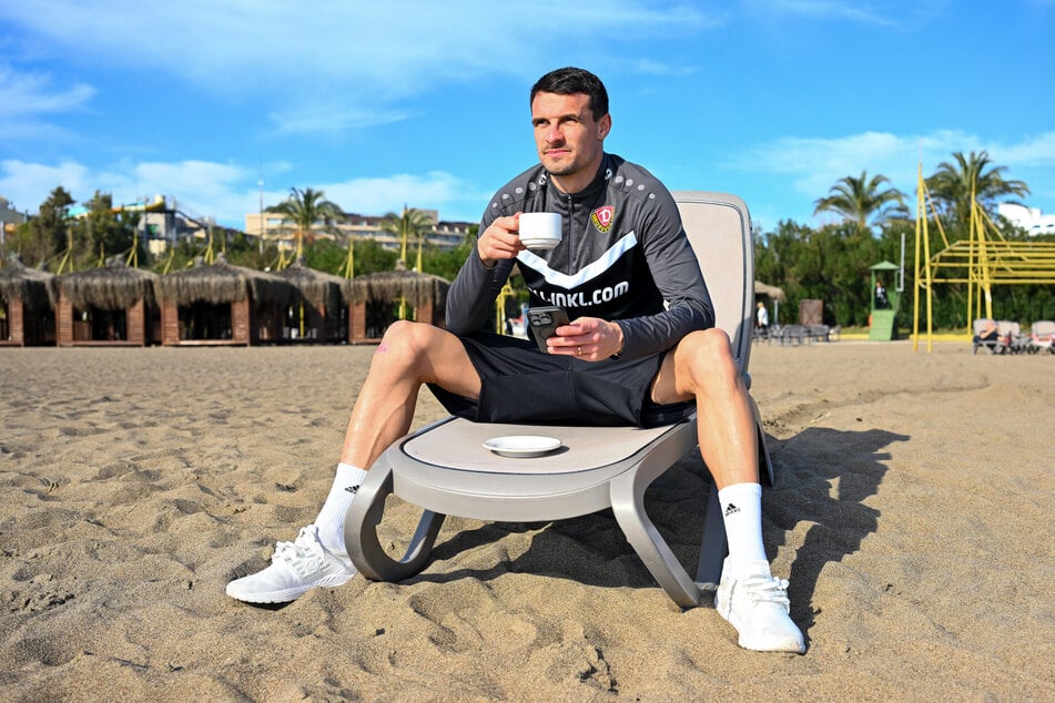 Philip Heise gönnt sich erst einmal einen Kaffee am Strand.