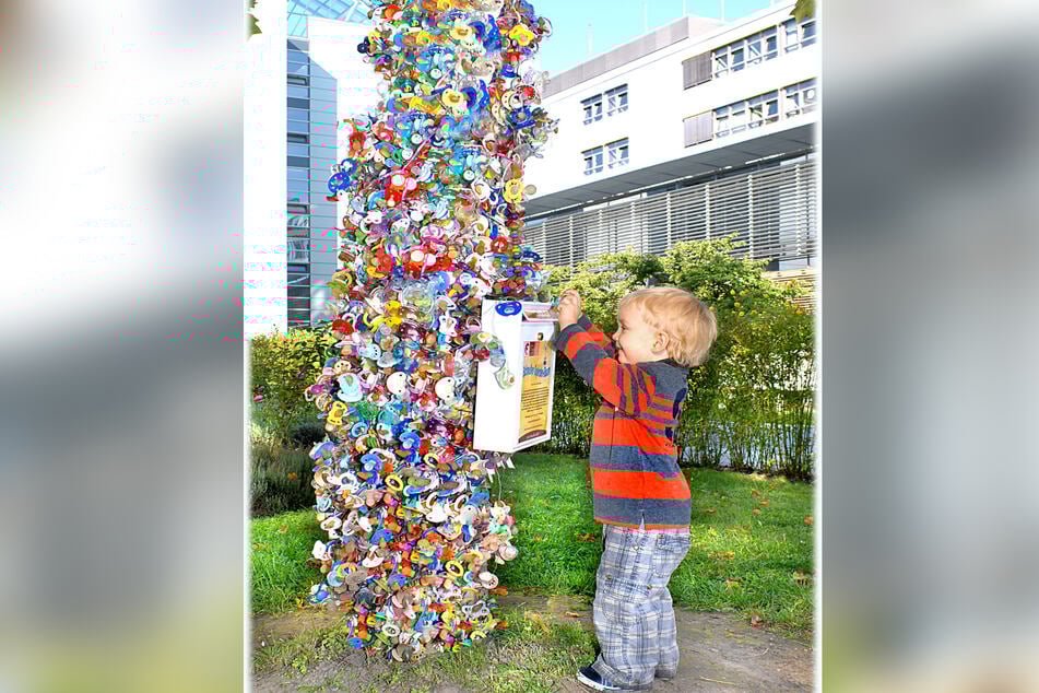 Der Schnullerbaum im Uniklinikum war schon 2010 beliebt. Nun hat er ausgedient.