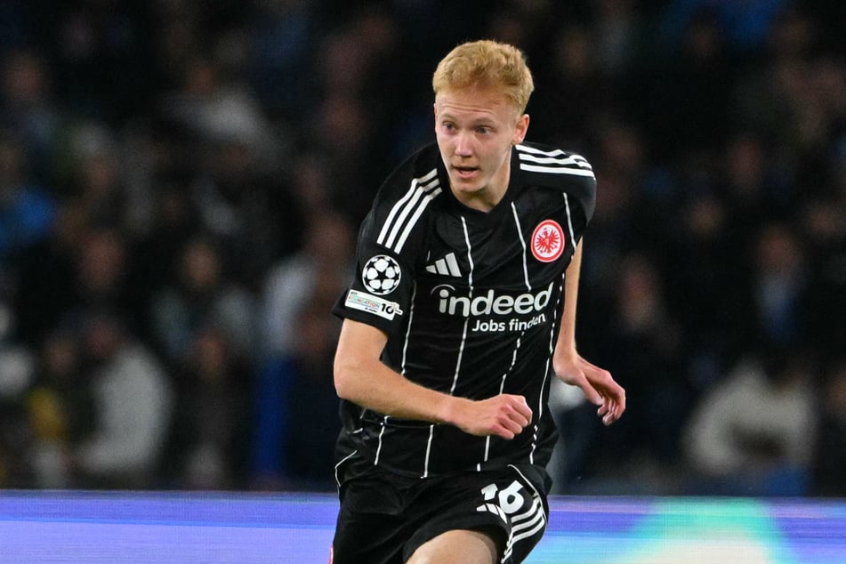 SGE-Mittelfeldkicker Hugo Larsson (21) droht dem hessischen Bundesligisten vorerst auszufallen.