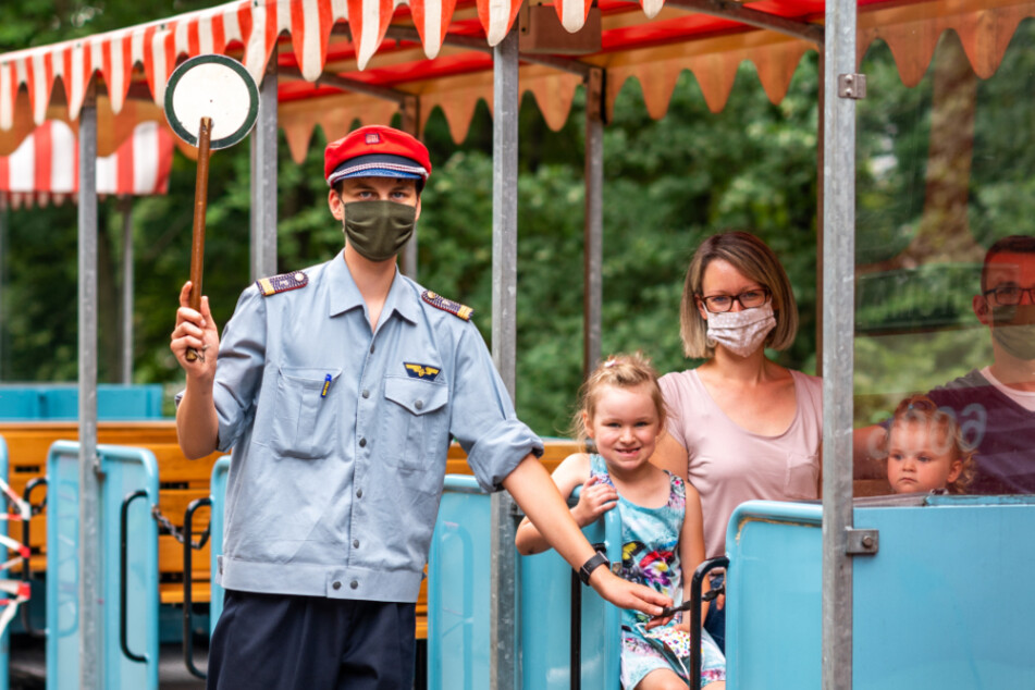 Damit der Schulanfang nicht ganz so trist wird: Die Parkeisenbahn lädt am 29. August ein. ABC-Schützin Pauline (6, M.) testet schon mal vor.