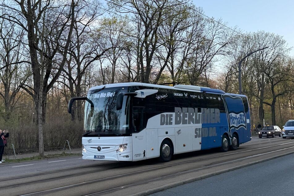 19.06 Uhr ist der Hertha-Bus am Rudolf-Harbig-Stadion vorgefahren.