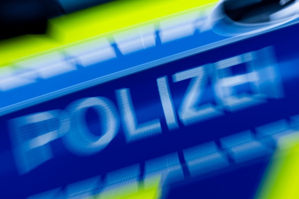 Die Polizei ermittelt gegen einen Mann in Nürnberg wegen einer verbotenen Waffe. (Symbolbild)