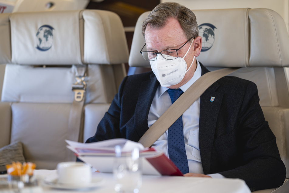 In einem Airbus nach Paris: Thüringens Ministerpräsident Bodo Ramelow (65, Die Linke).