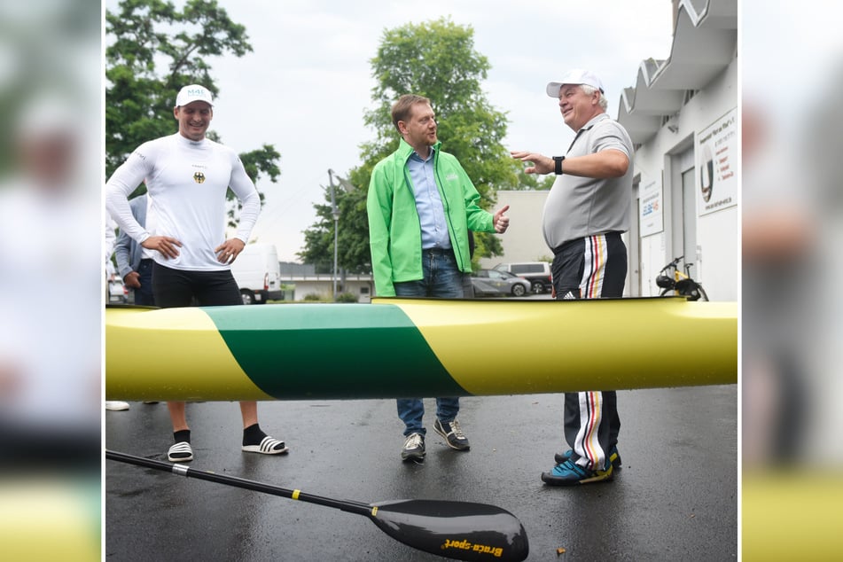 Coach Jens Kühn (r.) erklärte dem sächsischen Regierungschef, wie Kanuten täglich trainieren.