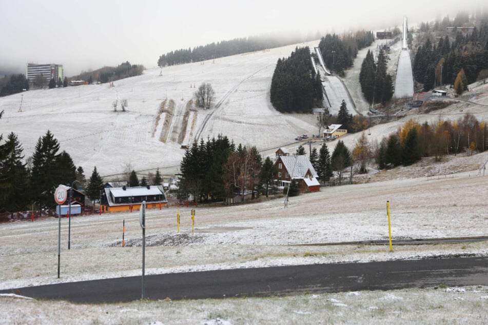 Noch reicht es nicht zum Skifahren, doch die Vorfreude auf den Winter weckt der erste Schnee trotzdem schon.