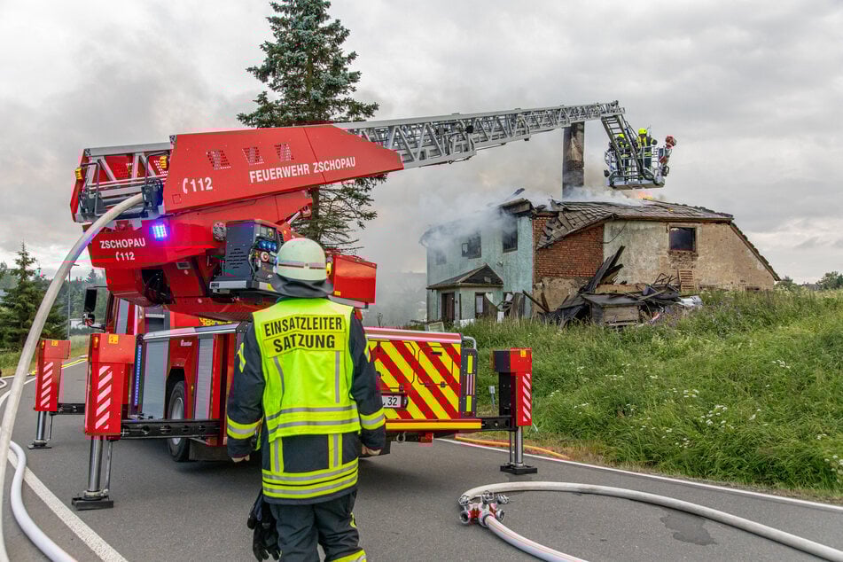 Ein leer stehendes Gebäude an der Satzunger Hauptstraße war am Mittwochabend in Brand geraten. Die Feuerwehr rückte an.