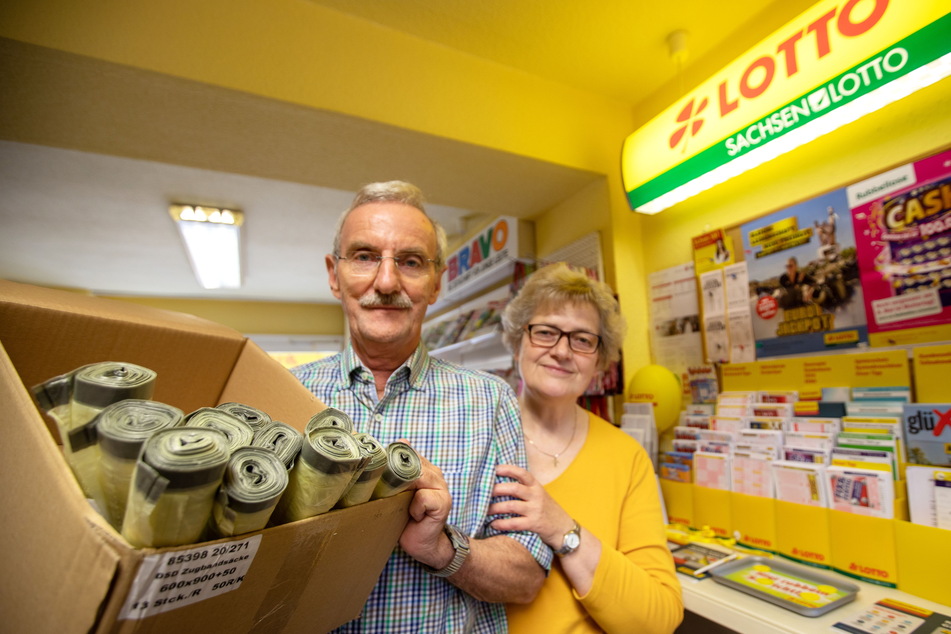 Bei Lottogeschäfts-Inhaber Guntram Prochnau (64) und seiner Frau Birgit (62) sind nur noch wenige gelbe Rollen zu bekommen.