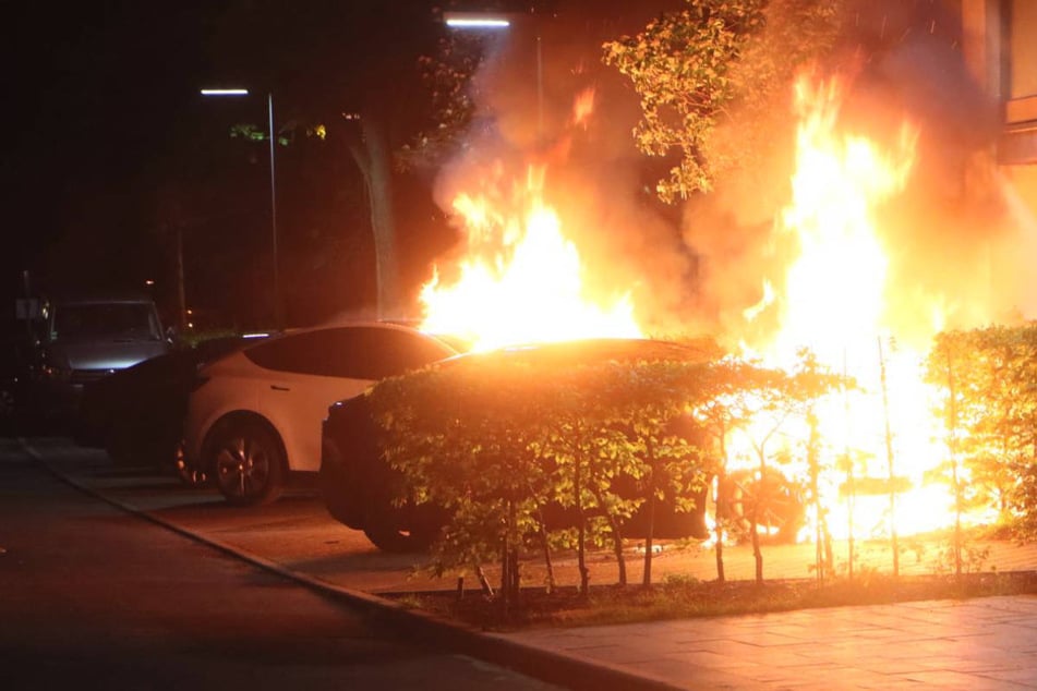 Berlin: Brandstiftung vermutet: Zwei Tesla in Berlin-Friedrichshain abgefackelt