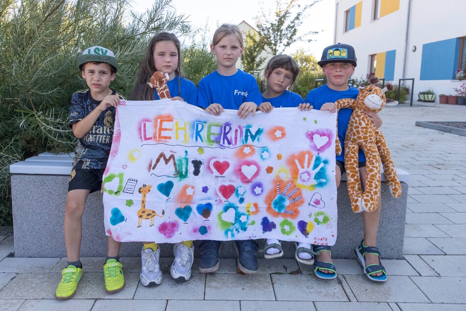 Konstantin (7, v.l), Maxie (8), Frieda (7), Vegas (7) und Knud (7) mit Klassenmaskottchen Frieda wünschen sich ihre Lehrerin zurück.