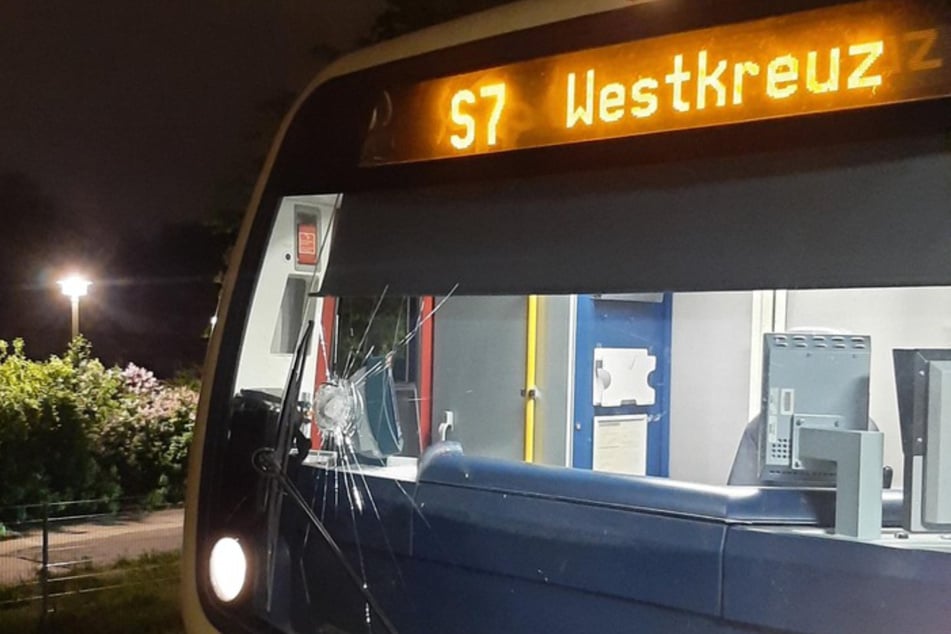 Berlin: Fahrende S-Bahn mit Stein beworfen: Scheiben-Splitter verletzen Lokführerin