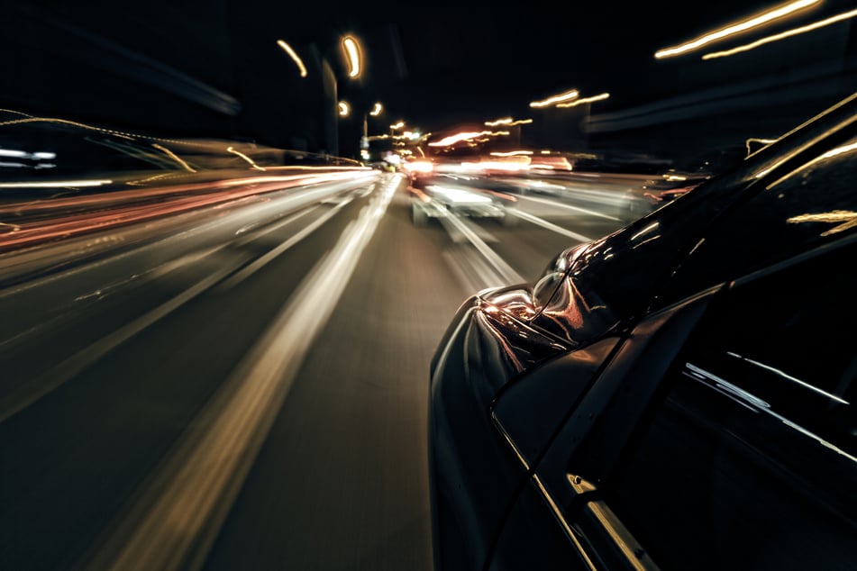 Die Fahrer sollen sich mehrfach mit überhöhter Geschwindigkeit rechts überholt und andere Verkehrsteilnehmer mit Lichthupe zum Platzmachen aufgefordert haben. (Symbolbild)