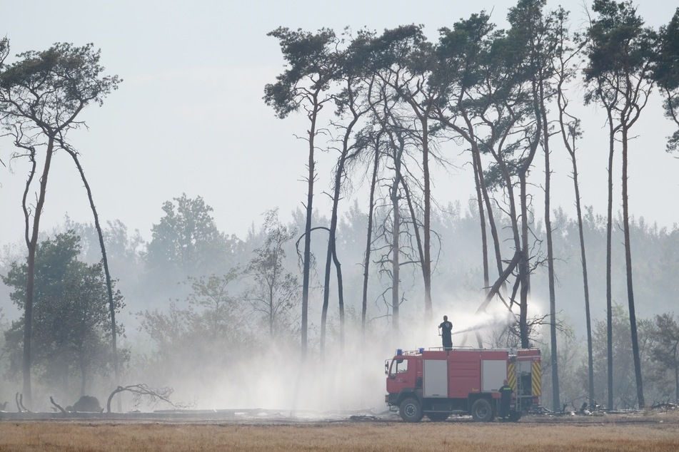 Hunderte Feuerwehrleute kämpfen weiter gegen ein Feuer in Brandenburg.
