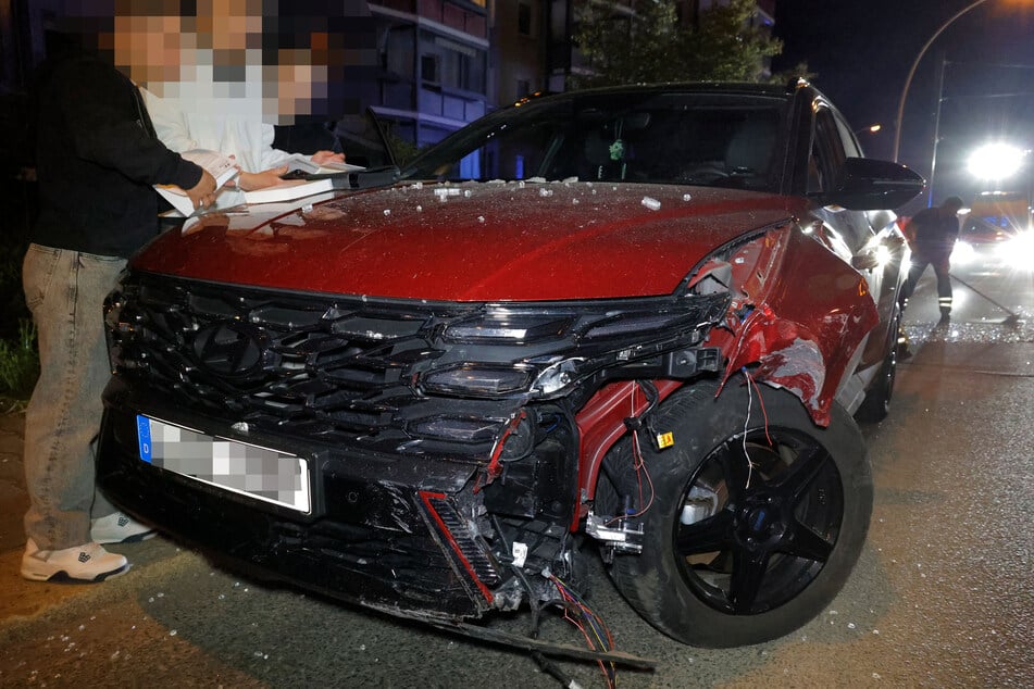 Dieser Hyundai knallte am Samstagabend in eine Straßenbahnhaltestelle in Chemnitz.