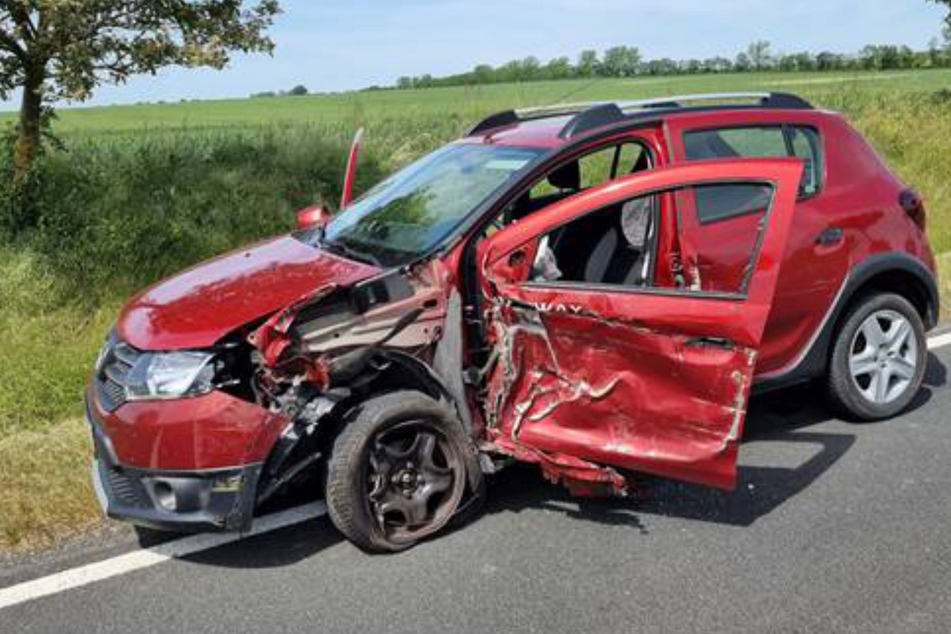 Eine Mähmaschine hat einen Dacia erfasst und den Autofahrer (71) schwer verletzt.
