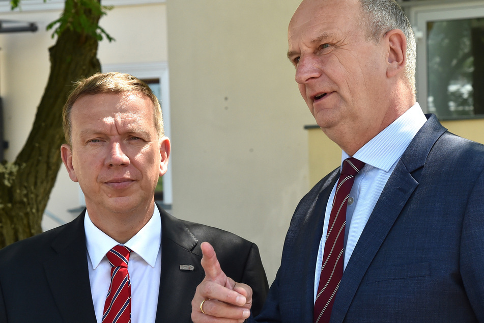 Der Landrat des Kreises Elbe-Elster, Christian Heinrich-Jaschinski (53, l.) und Ministerpräsident Dietmar Woidke (60, SPD, r.) bemühen sich um mehr Impfangebote in Brandenburg. (Archivbild)