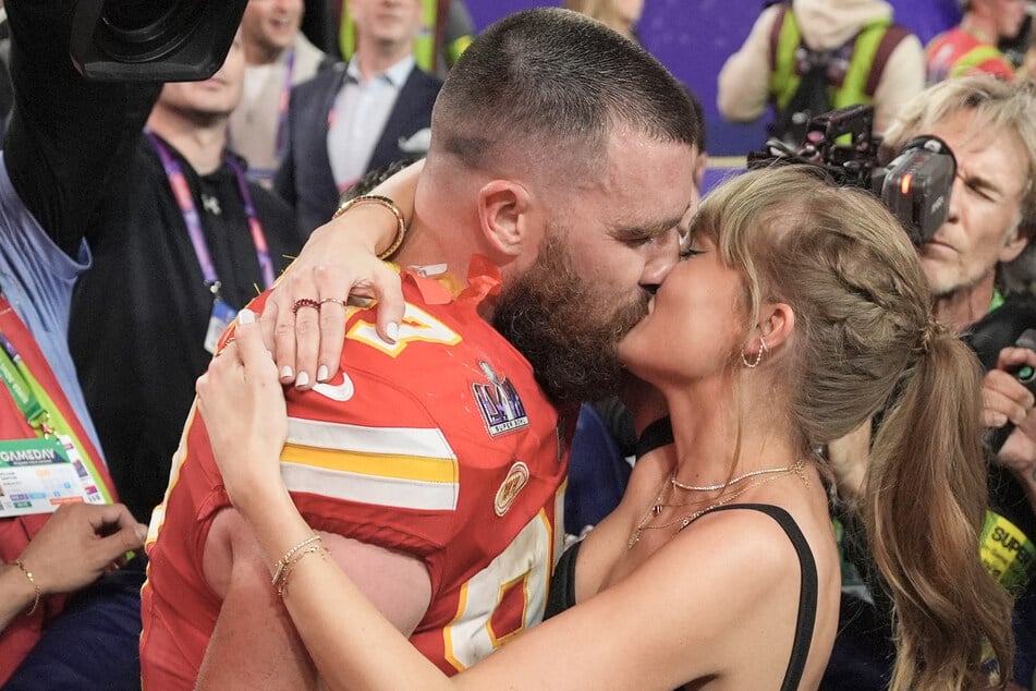 Sängerin Taylor Swift (35, r.) hat am Dienstag ihre Verlobung mit Kelce bekannt gegeben. (Archivbild)