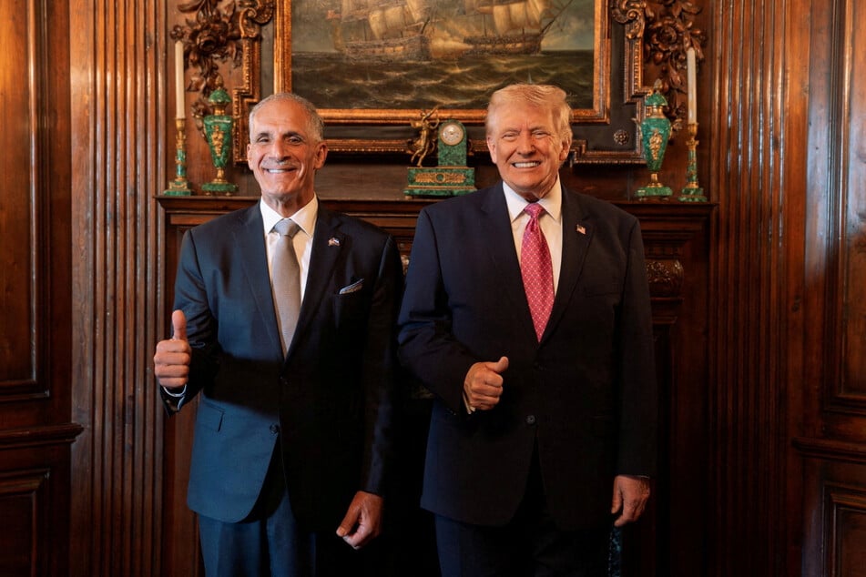 US President Donald Trump (r.) poses with Honduras' President Nasry Asfura at Mar-a-Lago in Palm Beach, Florida, on February 7, 2026.