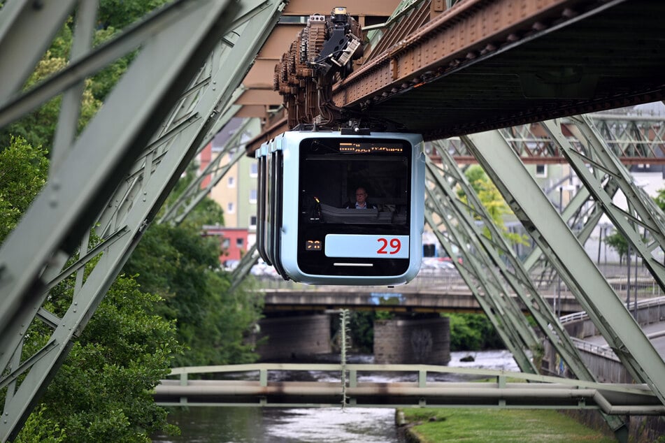 Die Wuppertaler Schwebebahn verkehrt seit dem 1. März 1901 im regulären Fahrgastbetrieb. (Archivbild)