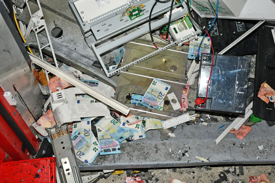 Die Täter flüchteten ließen bei ihrer Flucht Geldscheine und Tatwerkzeuge am Tatort zurück.
