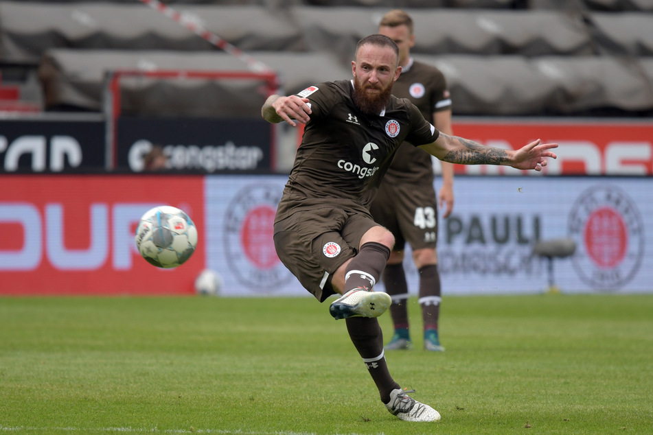 St. Paulis Marvin Knoll schießt einen Freistoß.