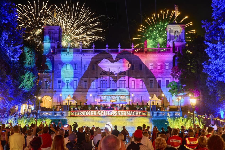 Der Höhepunkt der Schlössernacht ist das Feuerwerk hinter der Fassade des illuminierten Schloss Albrechtsberg.
