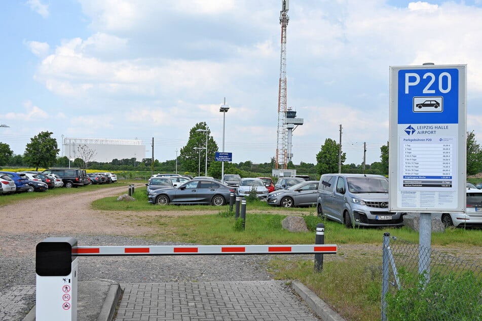 P20 ist der zweite "Billigparkplatz", den der Leipziger Flughafen anbietet. Die Woche kostet theoretisch 54 Euro. Bei Online-Buchungen, die wegen der enormen Nachfrage im Sommer erforderlich sind, werden schon 64 Euro pro Woche fällig.