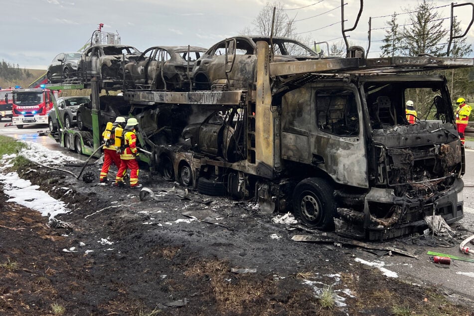 Großeinsatz für Feuerwehr auf A3: Autotransporter steht in Flammen!