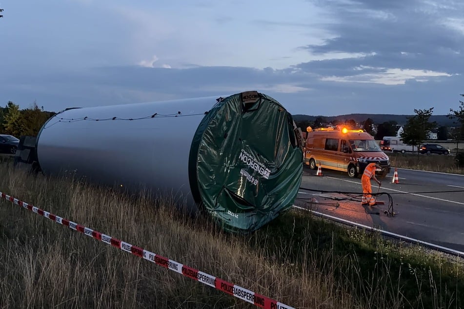 Das tonnenschwere Bauteil für ein Windrad rollte in den Grünstreifen.
