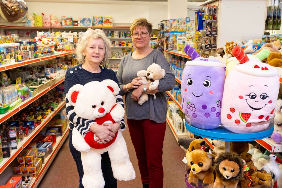 Chefin Christiane Heinrich (62, l.) und Mitarbeiterin Steffi Johne (55) im Laden.