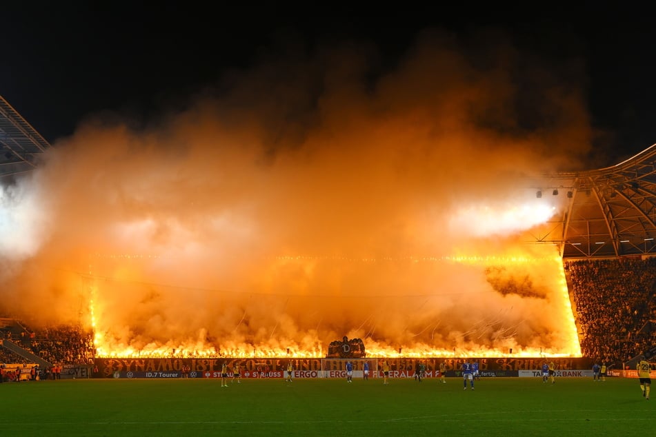 Gegen den SV Darmstadt 98 erstrahlte der K-Block in Gelb - allerdings nicht wegen der Kleidung der Fans.