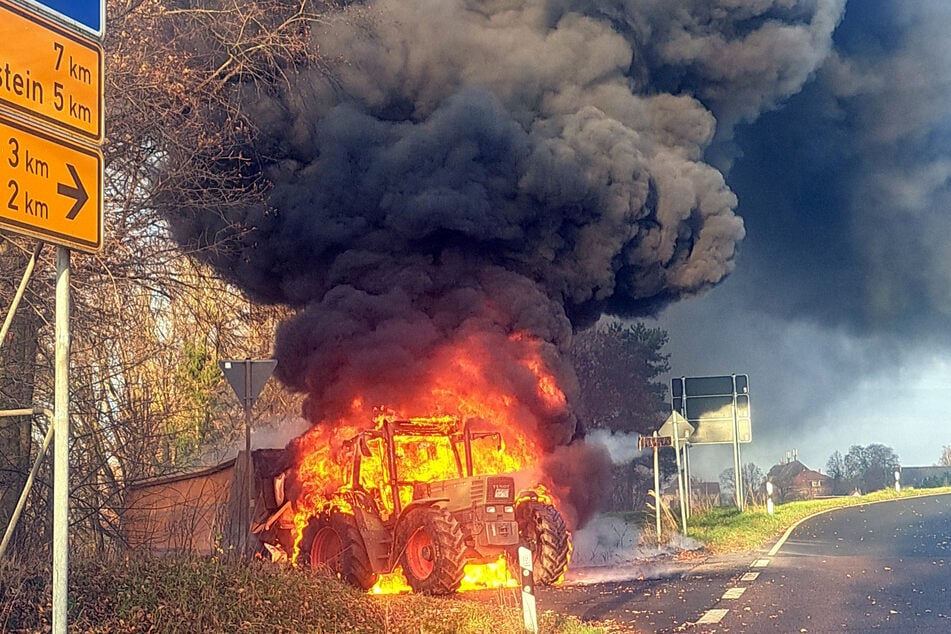 Der Traktor wurde im Flammenmeer völlig zerstört.