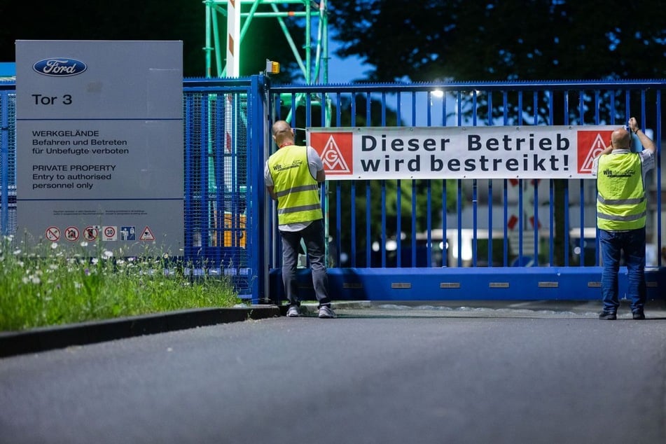 In den frühen Morgenstunden baute die Gewerkschaft Streikposten an den Werkstoren auf.