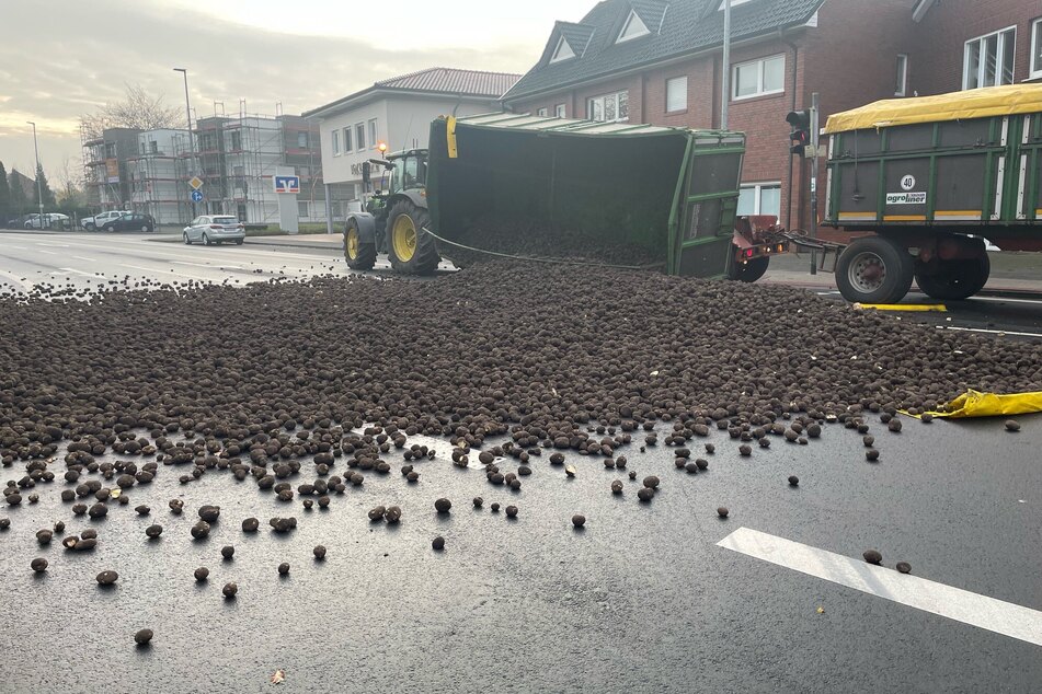 Kartoffelanhänger umgekippt: Straße stundenlang gesperrt