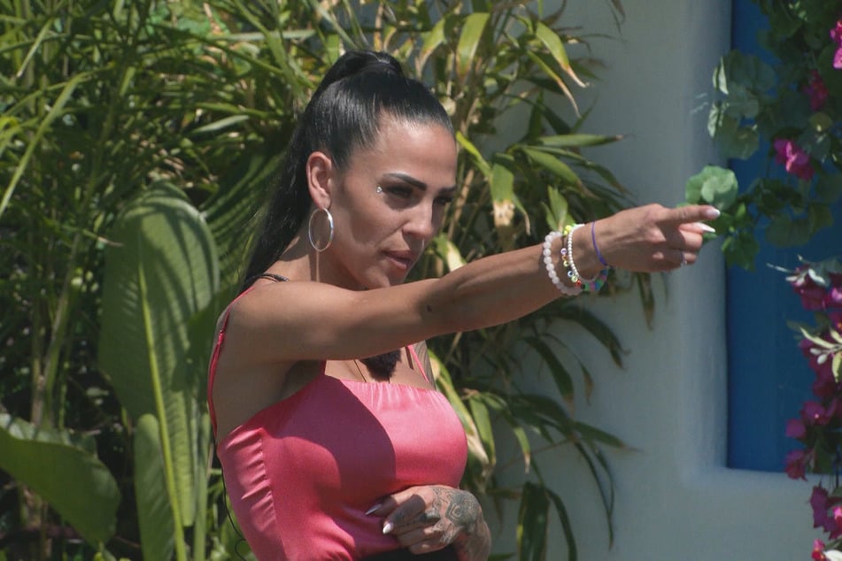 Elena Miras (33) lässt sich von den Nachrichten der Frauen aus der Ruhe bringen.