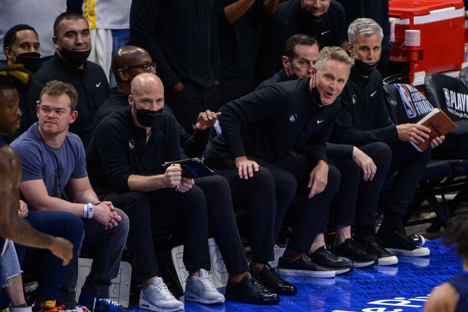 Warriors head coach Steve Kerr (3rd from r.) complained about the Mavs bench interfering with play.