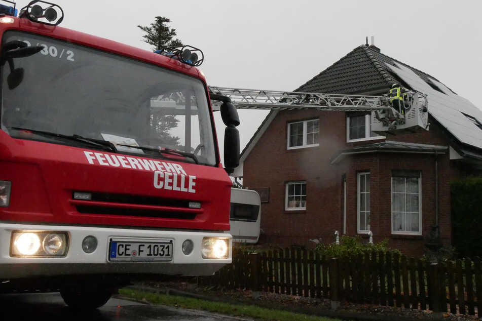 In Celle war die Feuerwehr am Mittwoch an einem Haus im Einsatz. Ein Waschbär war unter einer Photovoltaikanlage eingeklemmt.