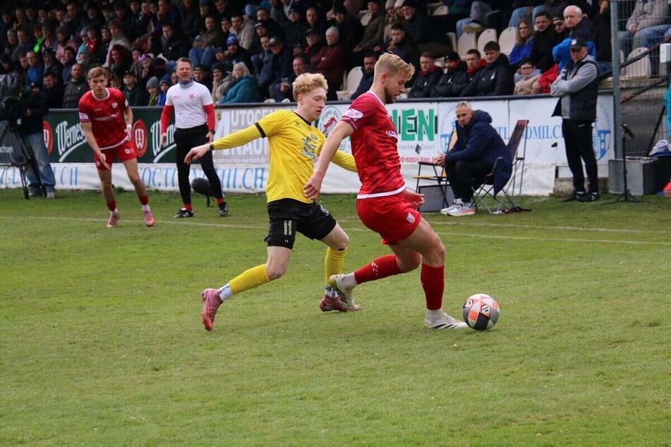 Hier versucht Tim Kaiser (l.) vergeblich, den Zwickauer Maximilian Somnitz vom Ball zu trennen.