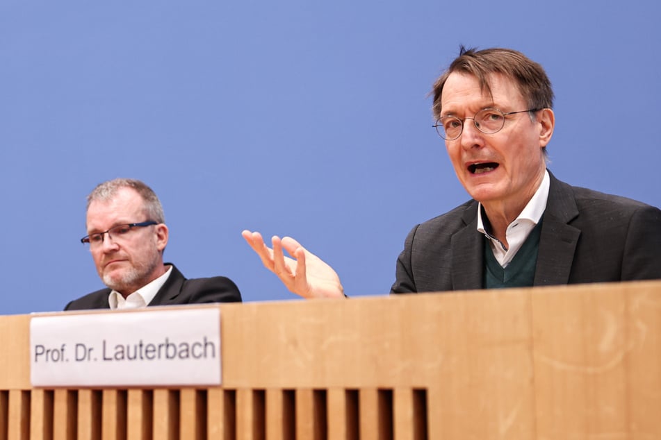 Karl Lauterbach (61) und der Vorstandsvorsitzende der Techniker Krankenkasse, Jens Baas (58), auf einer Pressekonferenz.