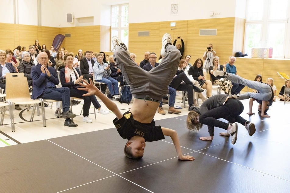 Zur Einweihungs-Veranstaltung überlegten sich die Kinder ein buntes Programm u.a. mit Breakdance und Chor.