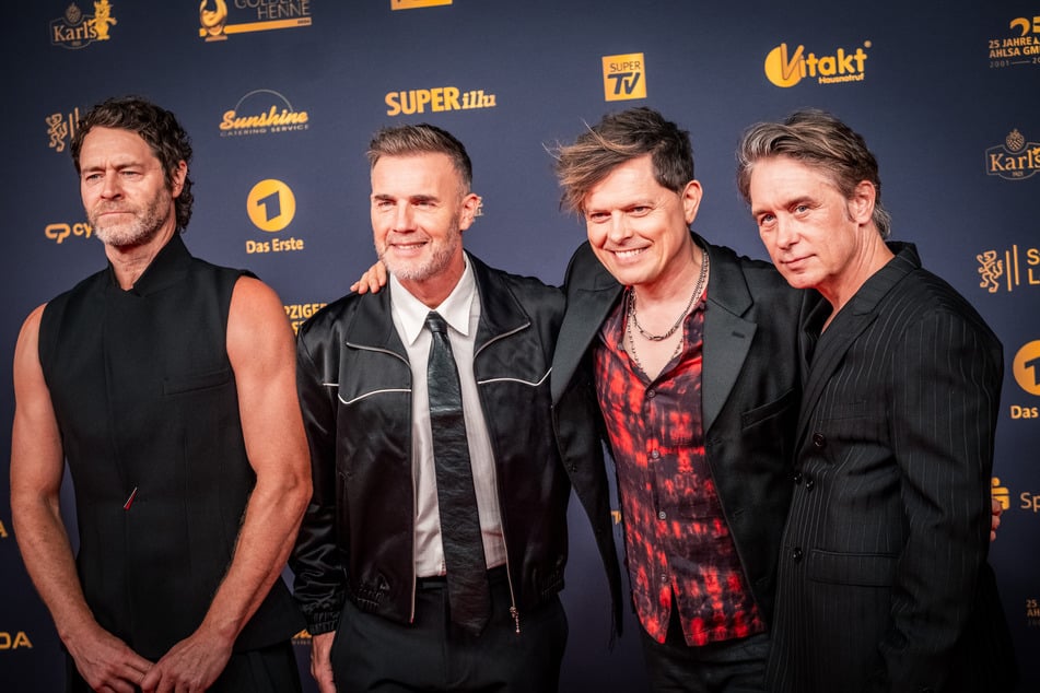 v.l.n.r.: Howard Donald (58), Gary Barlow (55), Michael Patrick Kelly (48) und Mark Owen (54) stimmten sich farblich ab.