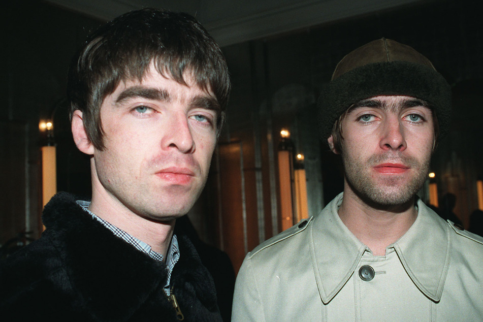 Die Brüder Liam Gallagher (50, r.) und Noel Gallagher (55) von der britischen Band Oasis im Jahr 2001.