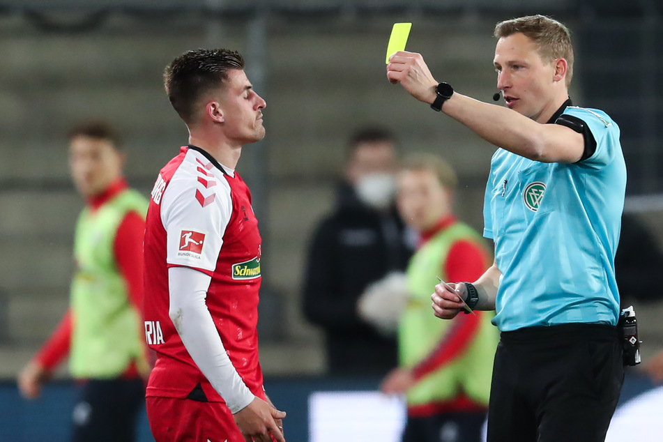 Nicht nur die Spieler des SC Freiburg müssen Gelbe Karten für Fehlverhalten fürchten.