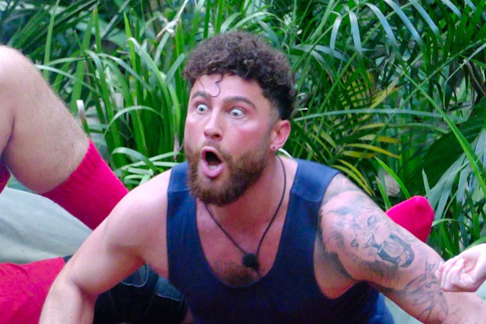 Umut droppte vor versammelter Mannschaft, dass Ariel ihm vor Show-Start eine Fake-Romanze vorgeschlagen habe.