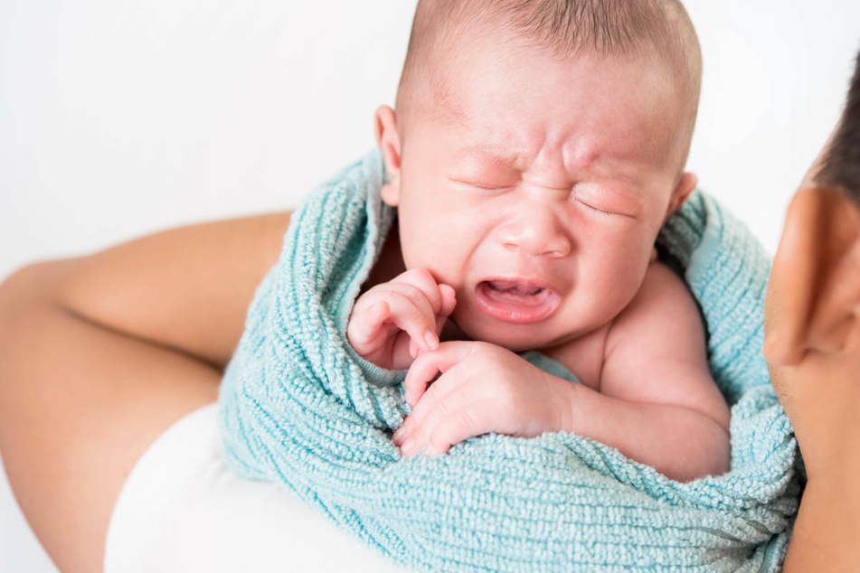 Als der Mann stürzte, wurden er und das Baby leicht verletzt (Symbolbild).