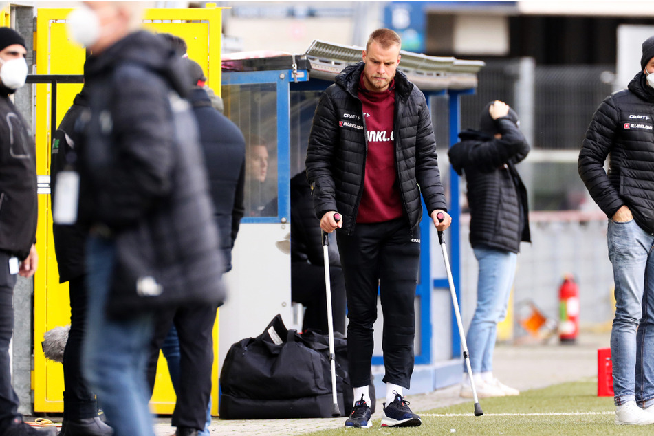 Sebastian Mai (27) humpelte in Paderborn beim Spiel gegen den SC Verl auf Krücken ins Stadion.